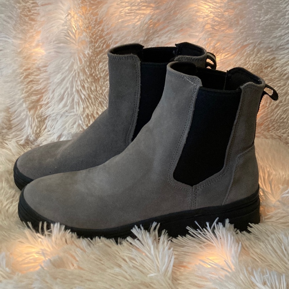 Pull-on Chelsea style grey boot